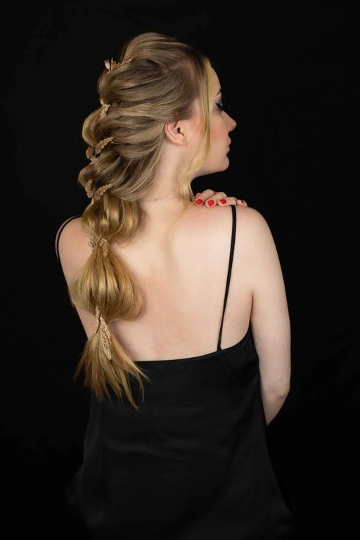Haare, Friseur, Mode, Design, Haarschnitt, Wohlbefinden, Aufhellung, Tönung, Produkte, plegen, Öl, Kopfhaut, leuchtende Farben, ätherische Öle, Spitzen, Reparatur, Farbbehandlung, Alex Hair